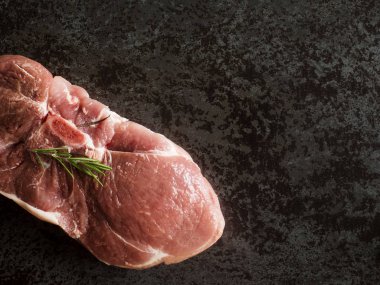 pişmemiş domuz eti 