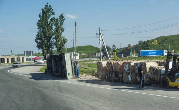 The truck carrying waste paper turned over during the accident a — Stock Photo, Image