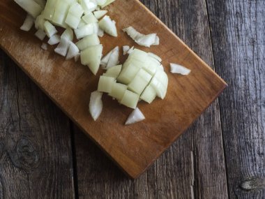 doğranmış soğan doğranmış tahta üzerinde 