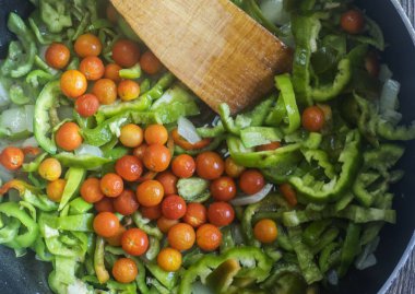 biber ve domates ile sebze güveç