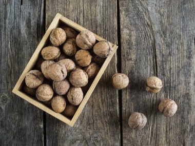 Tahta bir kutuda ceviz