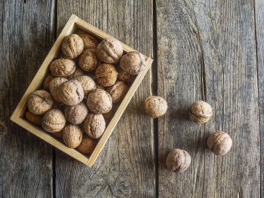 Tahta bir kutuda ceviz