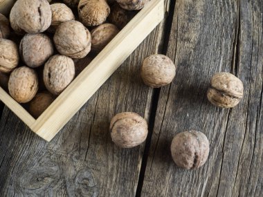 Tahta bir kutuda ceviz