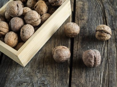 Tahta bir kutuda ceviz