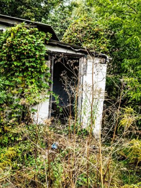 terk edilmiş bir evde