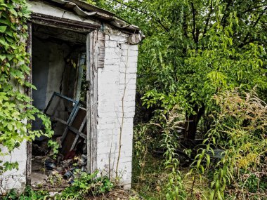 terk edilmiş bir evde