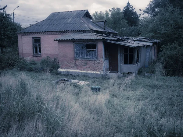 terk edilmiş bir evde