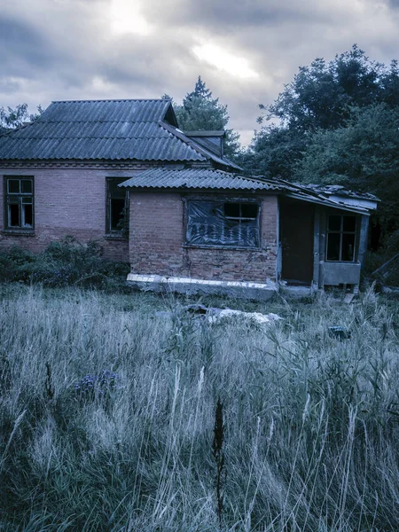 Et forlatt hus. – stockfoto