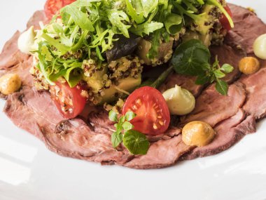 Hafifçe kavrulmuş ihale et kuzu