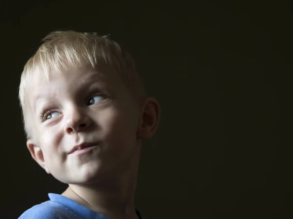 Jongen op zoek weg — Stockfoto