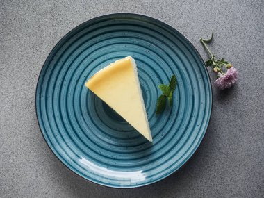 Mavi plaka üzerinde Cheesecake