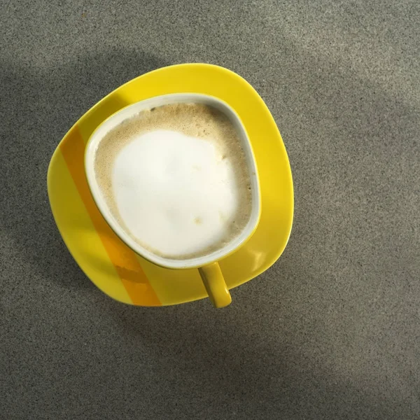 Cappuccino-t a szürke tábla — Stock Fotó