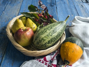 Armut, elma ve kabaklar bir sepet içinde
