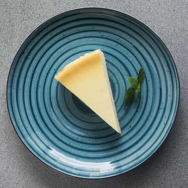 Käsekuchen auf blauem Teller — Stockfoto