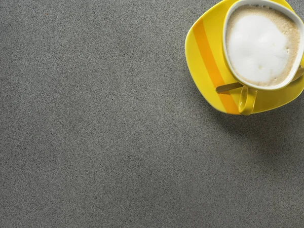 Cappuccino auf grauem Tisch — Stockfoto