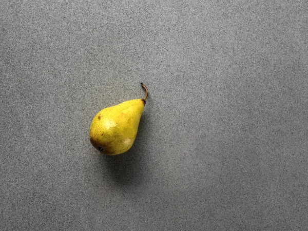 Pêra na mesa cinzenta — Fotografia de Stock