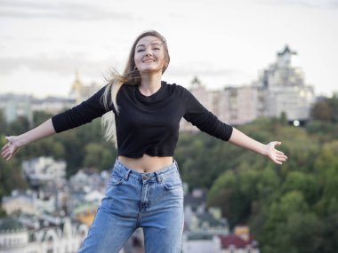  Kız cityscape arka plan üzerinde