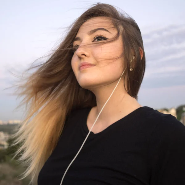 Chica en el fondo de paisaje urbano —  Fotos de Stock