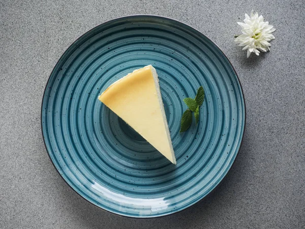 Käsekuchen auf blauem Teller — Stockfoto