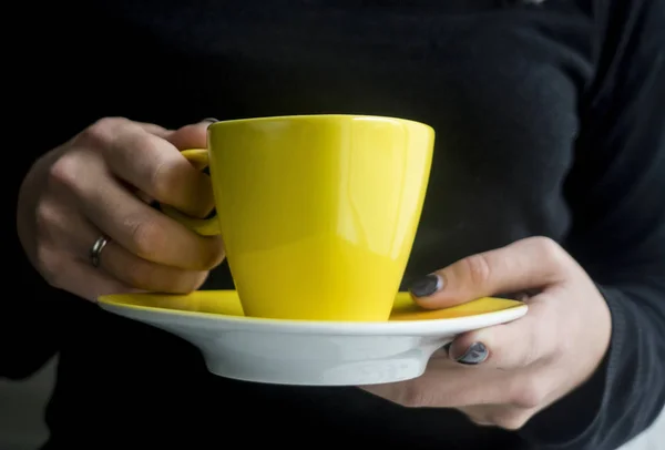 Ragazza tenere una tazza di caffè — Foto Stock