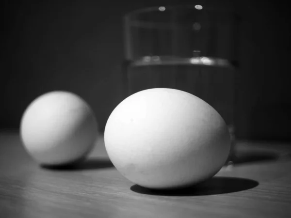 Dois ovos e um copo de água — Fotografia de Stock