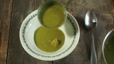 Ahşap bir masa üzerinde bir tabak içine dökme çorba püre