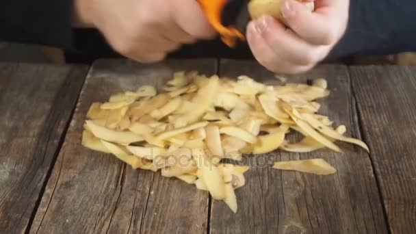Cerca Las Manos Del Hombre Que Limpia Las Patatas Cáscara — Vídeo de stock