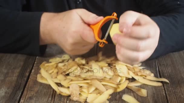 Cerca Las Manos Del Hombre Que Limpia Las Patatas Cáscara — Vídeo de stock