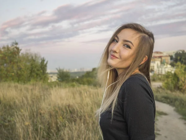 Chica en el fondo de paisaje urbano —  Fotos de Stock