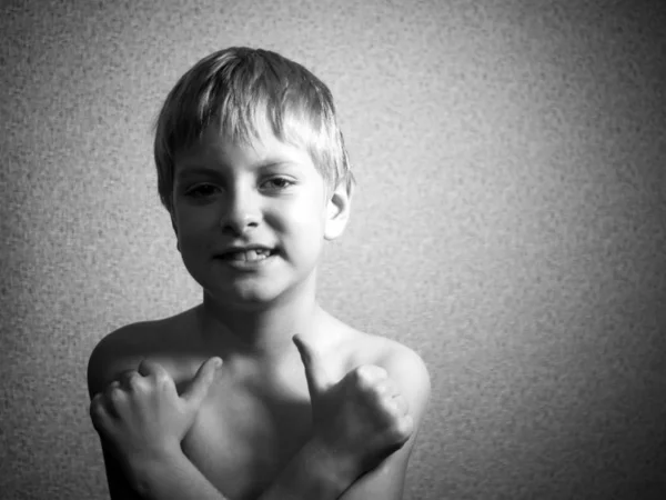 Menino mostra duas mãos com os polegares para cima — Fotografia de Stock