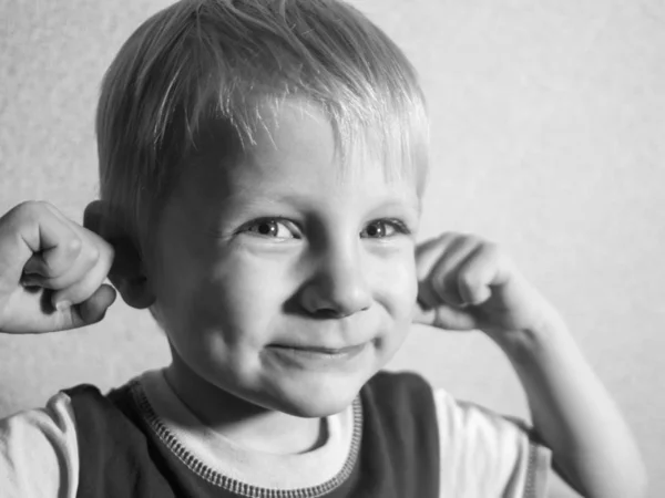 Jongen bouwt fanny gezicht — Stockfoto