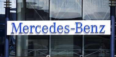 Rivne, Ukrayna - 31 Ağustos 2017: Mercedes-Benz işareti. Mercedes-Benz Daimler Ag, lüks marka otomobiller için bir bölümüdür. Açıklayıcı editoryal fotoğraf