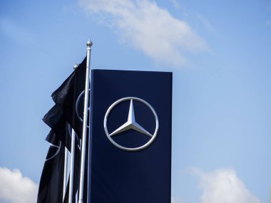 Rivne, Ukrayna - 31 Ağustos 2017: Mercedes-Benz işareti gökyüzü karşı. Mercedes-Benz Daimler Ag, lüks marka otomobiller için bir bölümüdür. Açıklayıcı editoryal fotoğraf