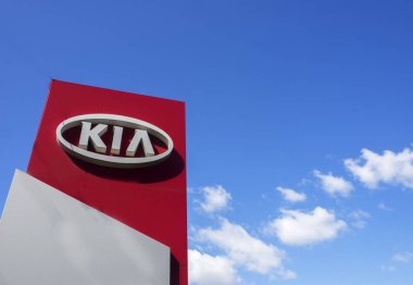 Rivne, Ukrayna - 31 Ağustos 2017: Kia otomobil Bayilik işareti. Kia otomobil ve ticari araç Güney Koreli bir üreticisidir. Açıklayıcı editoryal fotoğraf