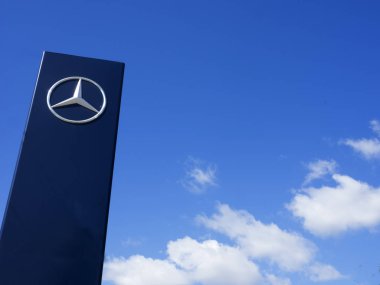 Rivne, Ukrayna - 31 Ağustos 2017: Mercedes-Benz işareti gökyüzü karşı. Mercedes-Benz Daimler Ag, lüks marka otomobiller için bir bölümüdür. Açıklayıcı editoryal fotoğraf
