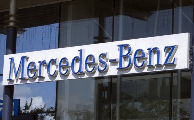 Rivne, Ukrayna - 31 Ağustos 2017: Mercedes-Benz işareti. Mercedes-Benz Daimler Ag, lüks marka otomobiller için bir bölümüdür. Açıklayıcı editoryal fotoğraf