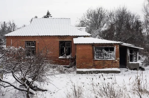 Snowly verlaten huis — Stockfoto