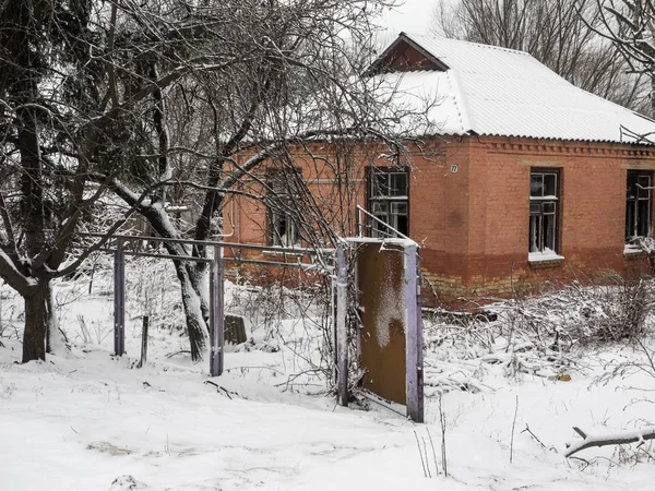 Snowly övergivna hus — Stockfoto