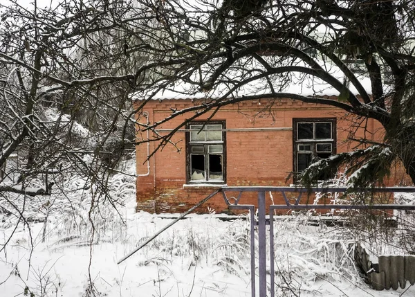 Snowly övergivna hus — Stockfoto