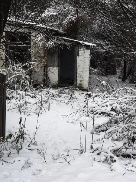 Snowly övergivna hus — Stockfoto