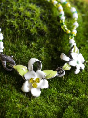 bilezik ename beyaz çiçeklerle şeklinde bir toka ile