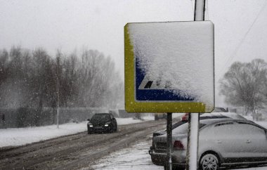 Karla kaplı trafik işareti