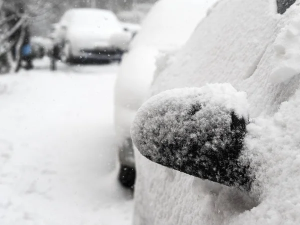 Carros cobertos de neve — Fotografia de Stock