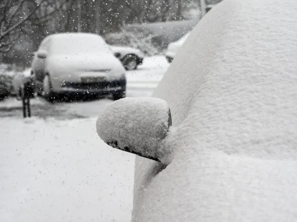 Coches cubiertos de nieve — Foto de Stock