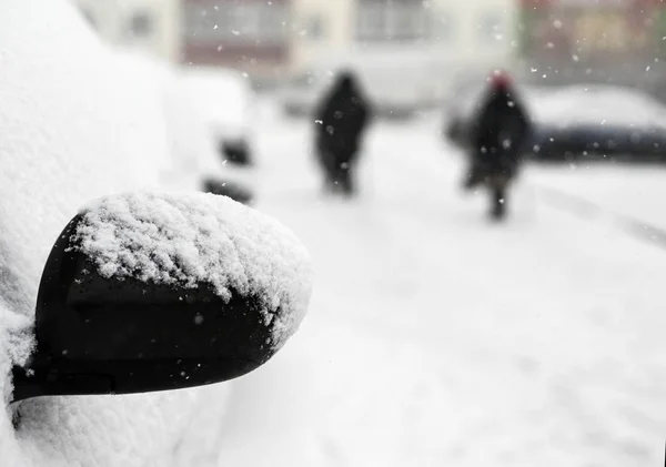 Carros cobertos de neve — Fotografia de Stock