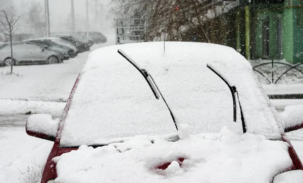 Carros cobertos de neve — Fotografia de Stock