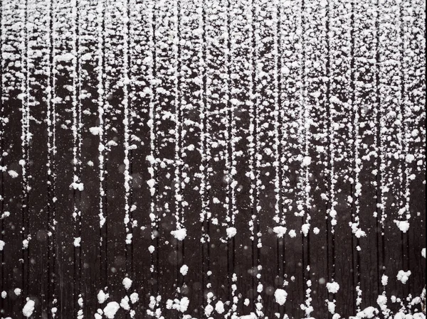 Металлический забор, покрытый снегом — стоковое фото
