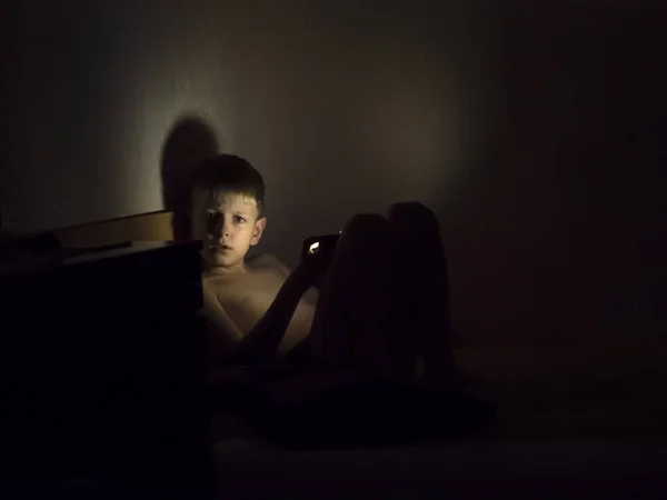 男孩与平板电脑 — 图库照片