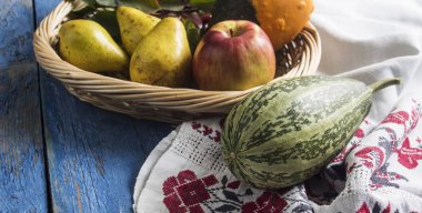 Armut, elma ve kabaklar bir sepet içinde