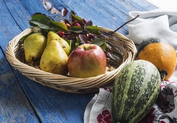 Gruszki, jabłka i dynie w koszu — Zdjęcie stockowe
